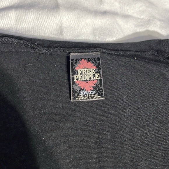 Free People Women’s Flutter sleeve Black w/ bold graphic floral design Size XS - Picture 2 of 7